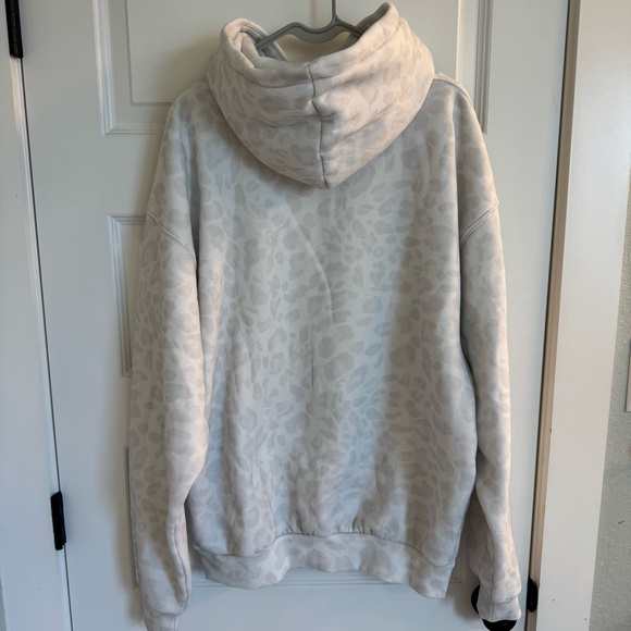 Comfrt Minimalist Snow Leopard Hoodie - Picture 3 of 4